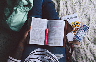 Estudiante con un libro